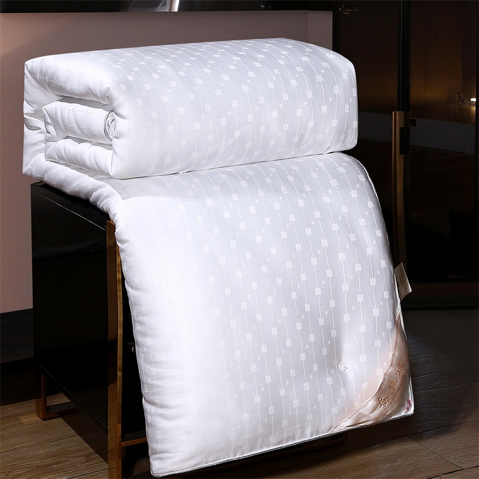 91家纺网 家纺一手货源 找家纺 恒鑫家纺 2025新款提花蚕丝被 月光白