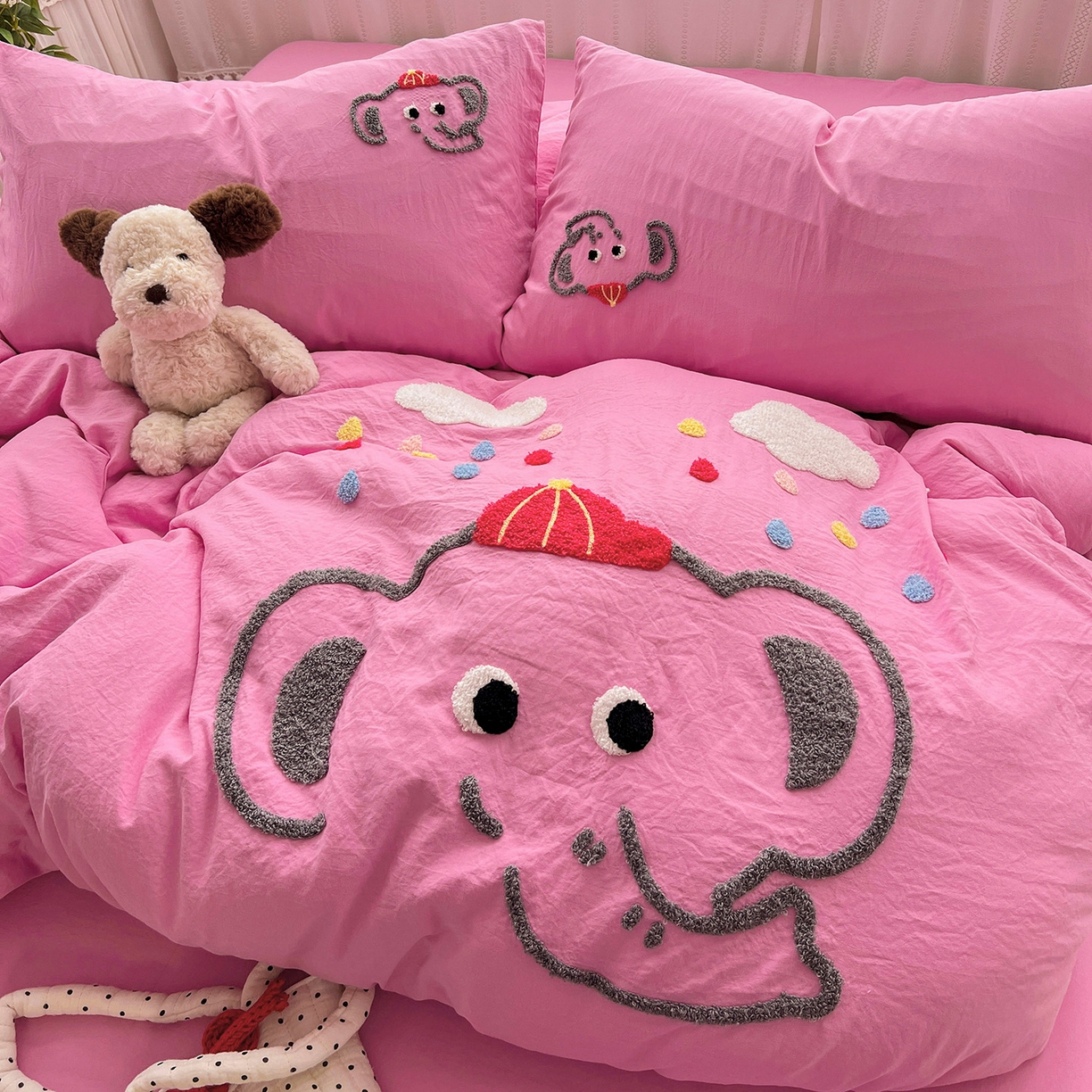 91家纺网 家纺一手货源 找家纺 凯洛奇 2025新款软糯水洗棉毛巾绣卡通四件套-奶油小象 奶油小象-玫红