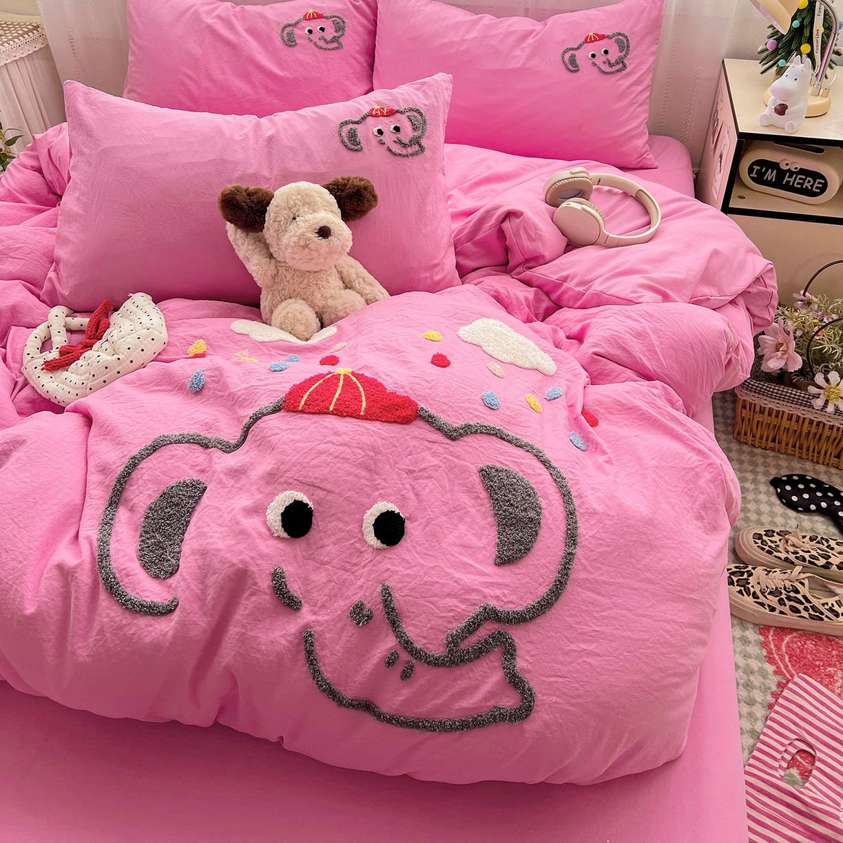 91家纺网 家纺一手货源 找家纺 凯洛奇 2025新款软糯水洗棉毛巾绣卡通四件套-奶油小象 奶油小象-玫红