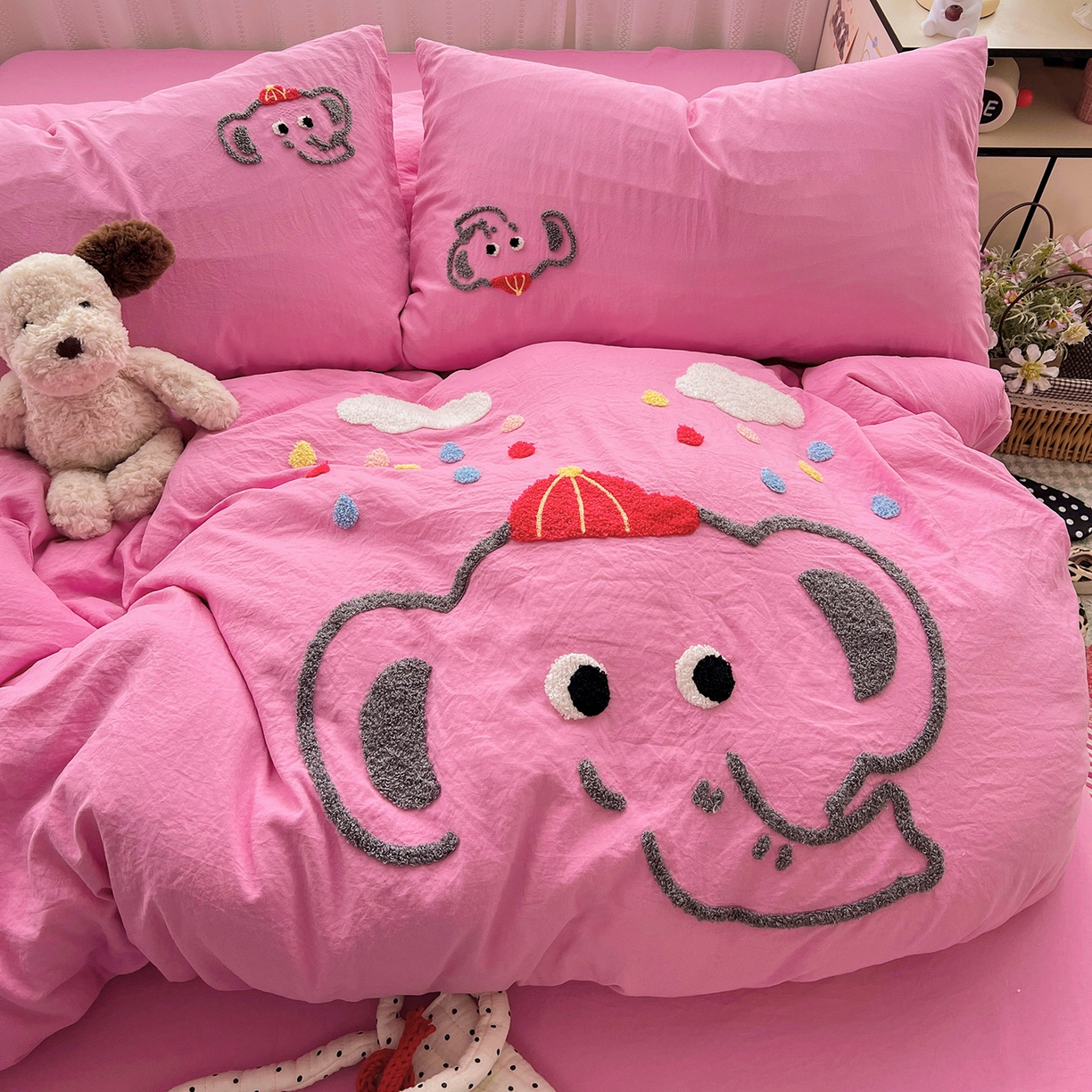 91家纺网 家纺一手货源 找家纺 凯洛奇 2025新款软糯水洗棉毛巾绣卡通四件套-奶油小象 奶油小象-玫红