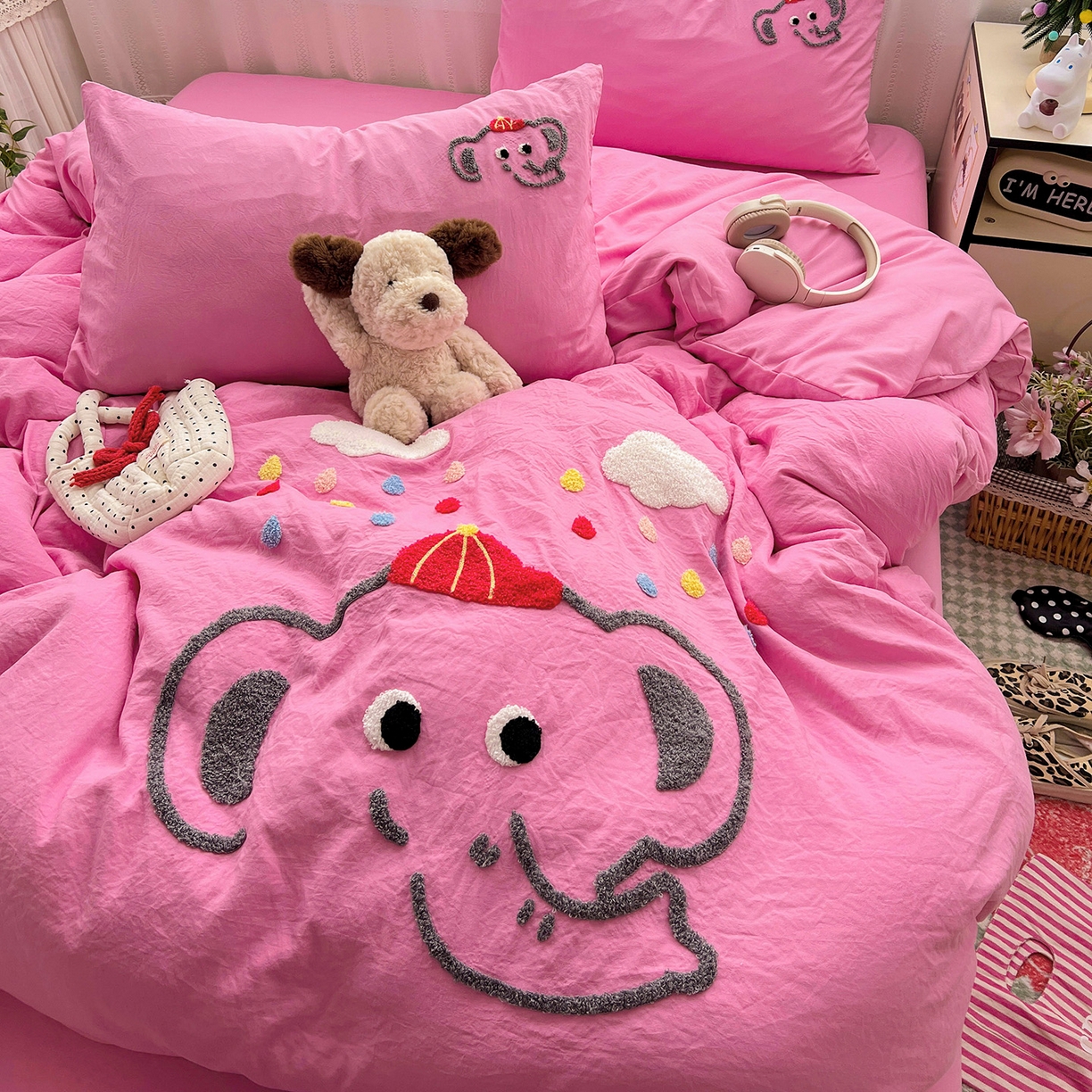 91家纺网 家纺一手货源 找家纺 凯洛奇 2025新款软糯水洗棉毛巾绣卡通四件套-奶油小象 奶油小象-玫红