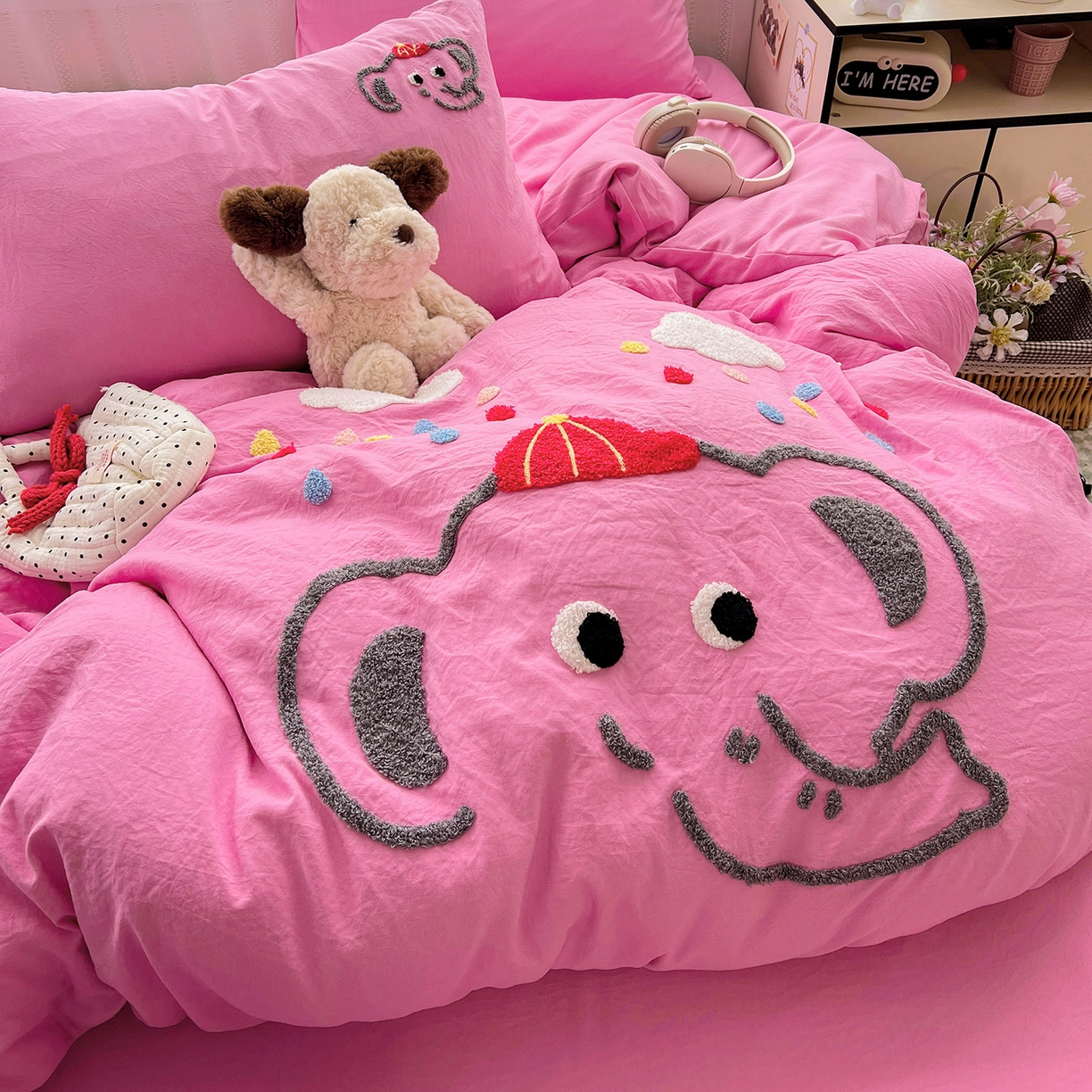 91家纺网 家纺一手货源 找家纺 凯洛奇 2025新款软糯水洗棉毛巾绣卡通四件套-奶油小象 奶油小象-玫红