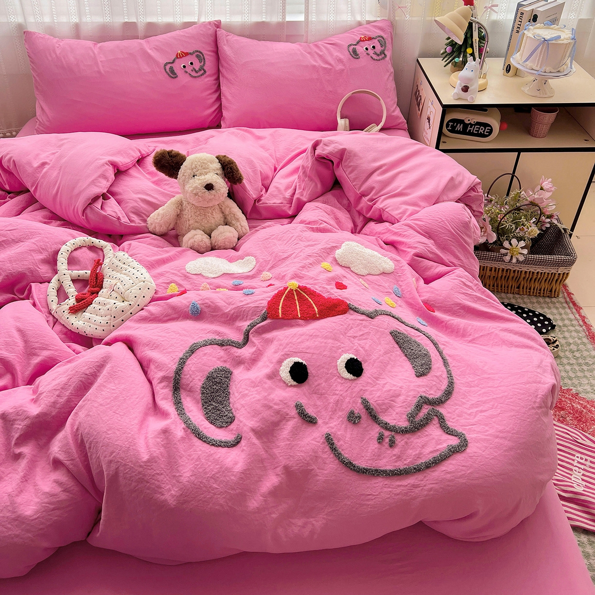 91家纺网 家纺一手货源 找家纺 凯洛奇 2025新款软糯水洗棉毛巾绣卡通四件套-奶油小象 奶油小象-玫红