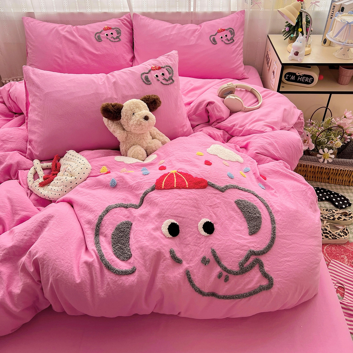 91家纺网 家纺一手货源 找家纺 凯洛奇 2025新款软糯水洗棉毛巾绣卡通四件套-奶油小象 奶油小象-玫红