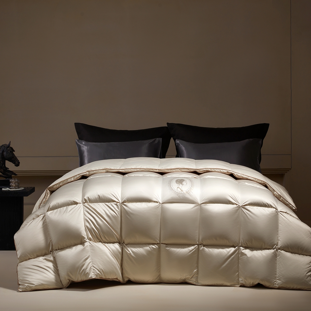 91家纺网 家纺一手货源 找家纺 （总）织梦人羽绒工厂店 2025新款高蓬松羽绒羽毛被大牌同款花型-真丝缎米字系列