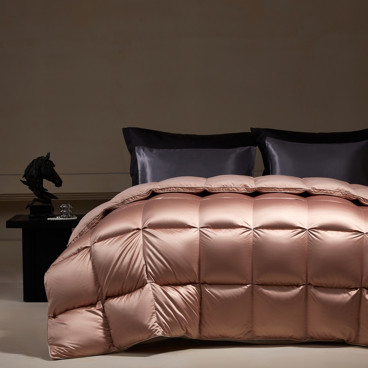 91家纺网 家纺一手货源 找家纺 织梦人羽绒工厂店 2025新款高蓬松羽绒被85鸭绒大牌同款花型-真丝缎米字系列 贵夫人真丝缎-豆沙