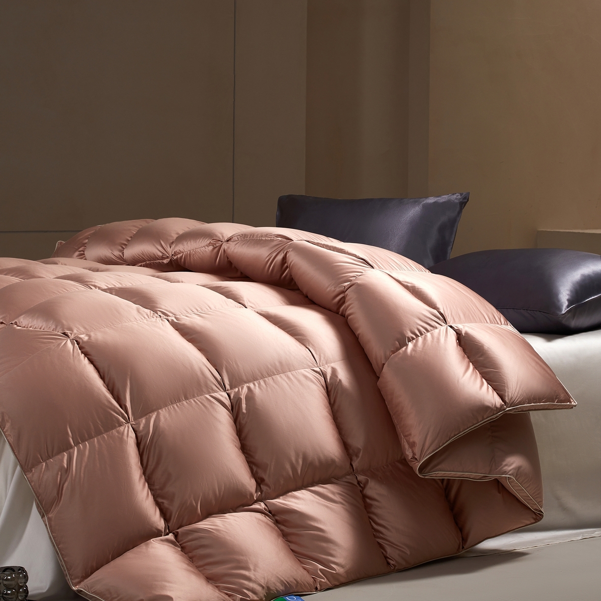 91家纺网 家纺一手货源 找家纺 织梦人羽绒工厂店 2025新款高蓬松羽绒被85鸭绒大牌同款花型-真丝缎米字系列 贵夫人真丝缎-豆沙