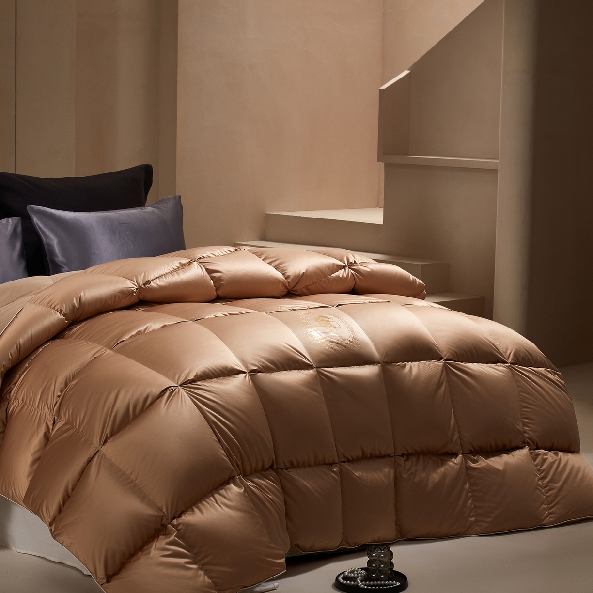 91家纺网 家纺一手货源 找家纺 织梦人羽绒工厂店 2025新款高蓬松羽绒被85鸭绒大牌同款花型-真丝缎米字系列 贵夫人真丝缎-咖啡