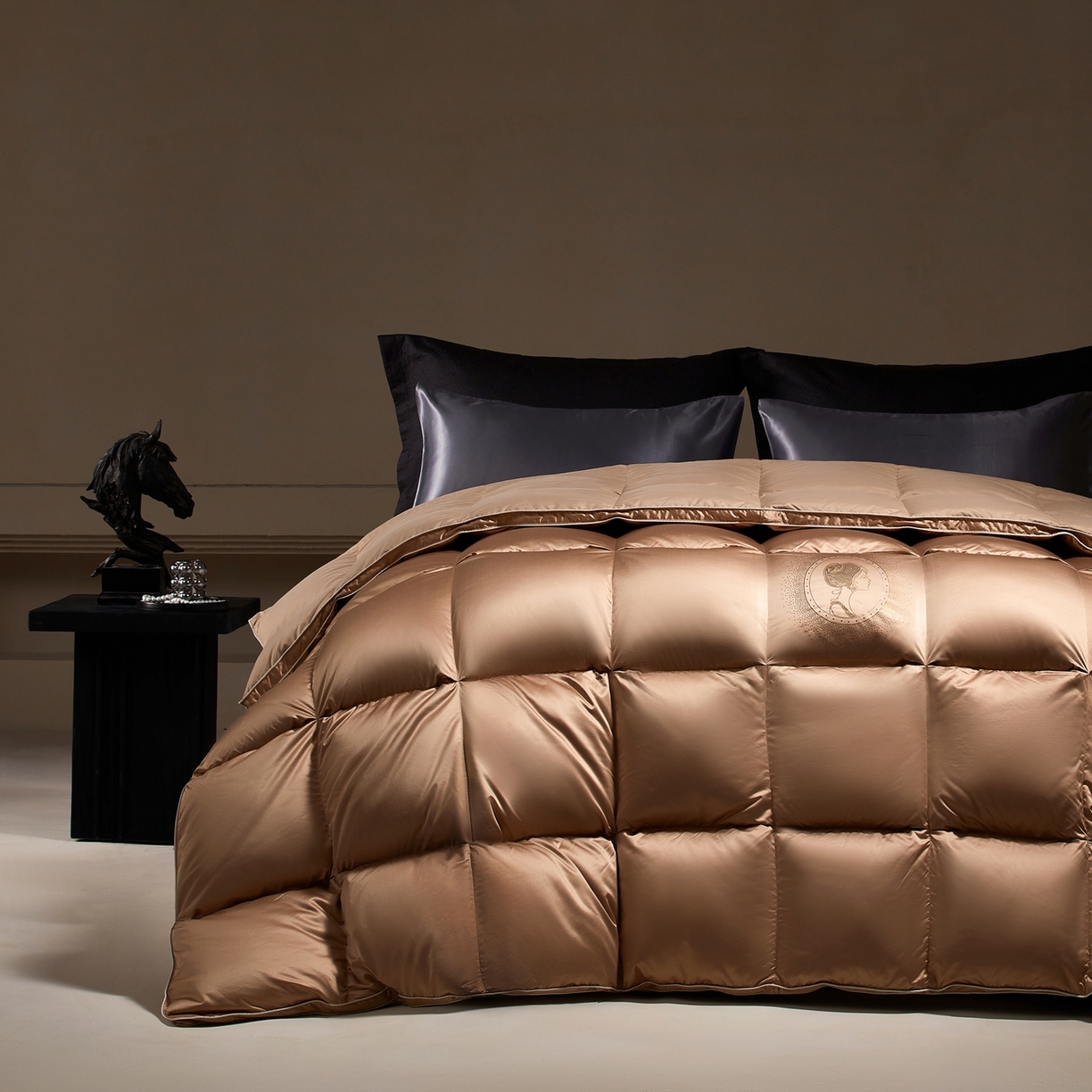 91家纺网 家纺一手货源 找家纺 织梦人羽绒工厂店 2025新款高蓬松羽绒被85鸭绒大牌同款花型-真丝缎米字系列 贵夫人真丝缎-咖啡