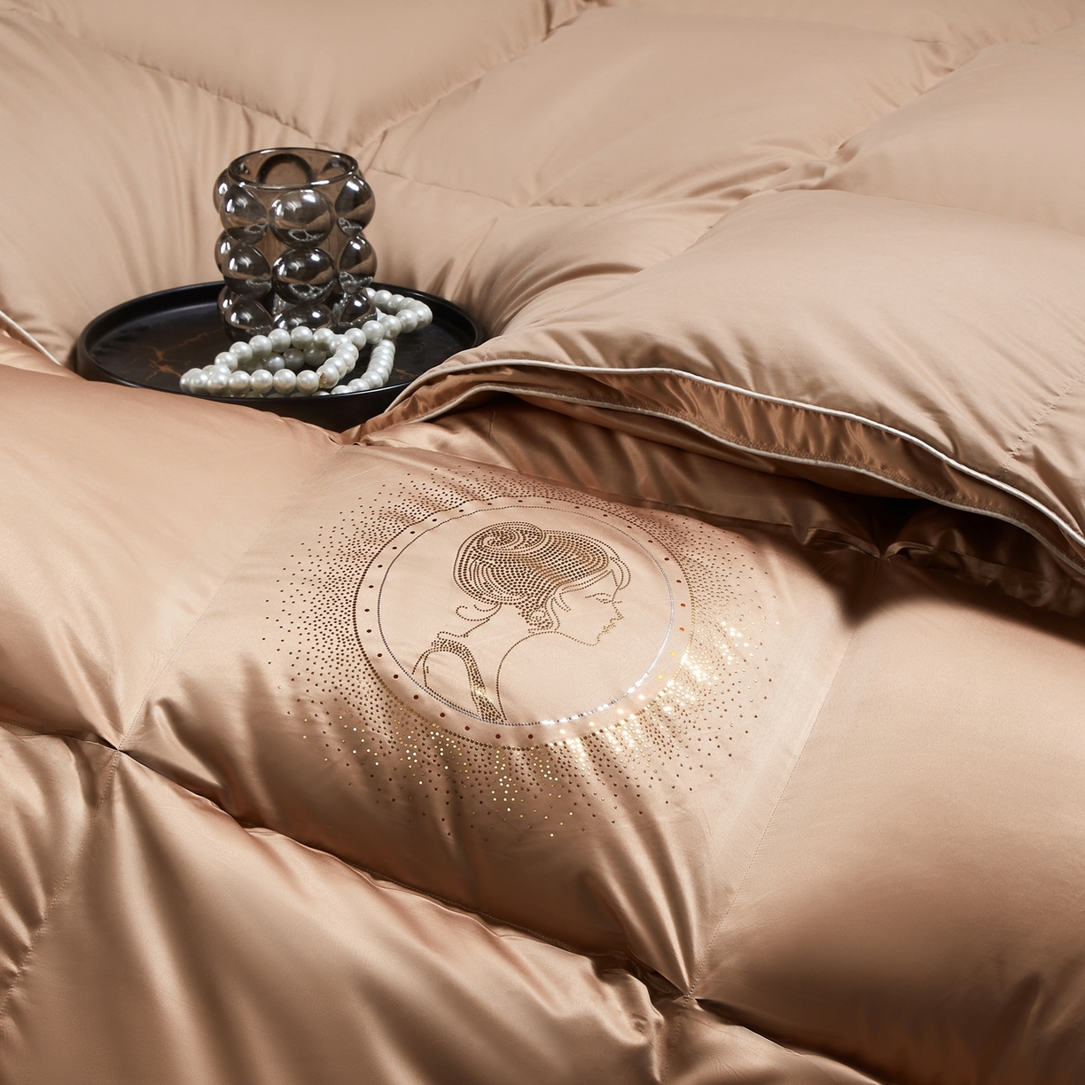 91家纺网 家纺一手货源 找家纺 织梦人羽绒工厂店 2025新款高蓬松羽绒被85鸭绒大牌同款花型-真丝缎米字系列 贵夫人真丝缎-咖啡