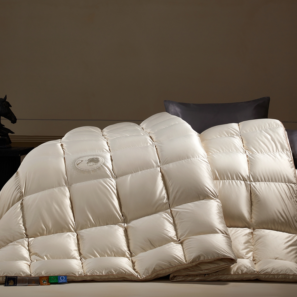 91家纺网 家纺一手货源 找家纺 织梦人羽绒工厂店 2025新款高蓬松羽绒被85鸭绒大牌同款花型-真丝缎米字系列 贵夫人真丝缎-米白