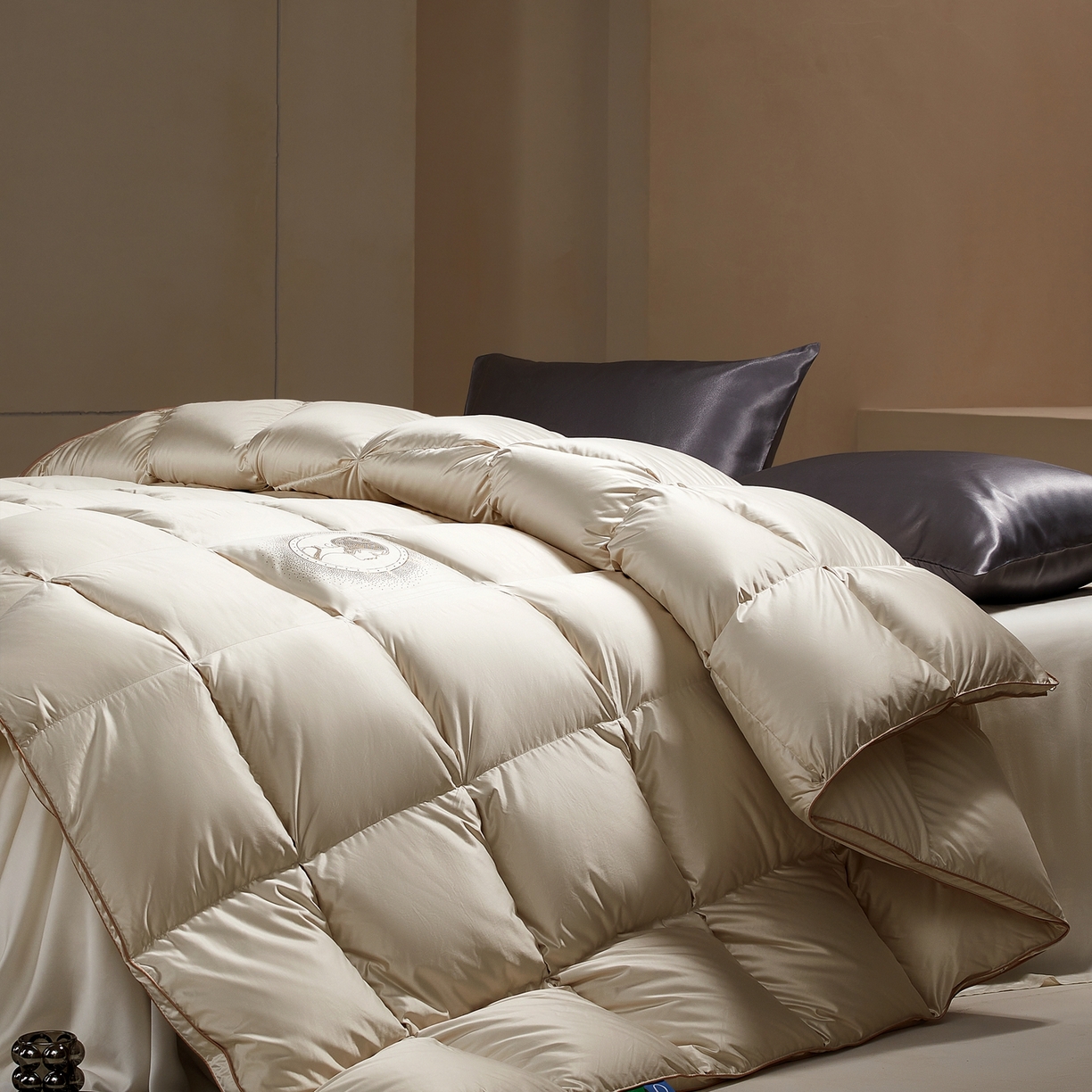 91家纺网 家纺一手货源 找家纺 织梦人羽绒工厂店 2025新款高蓬松羽绒被85鸭绒大牌同款花型-真丝缎米字系列 贵夫人真丝缎-米白