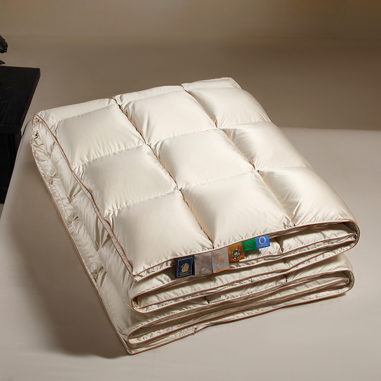 91家纺网 家纺一手货源 找家纺 织梦人羽绒工厂店 2025新款高蓬松羽绒被85鸭绒大牌同款花型-真丝缎米字系列 贵夫人真丝缎-米白