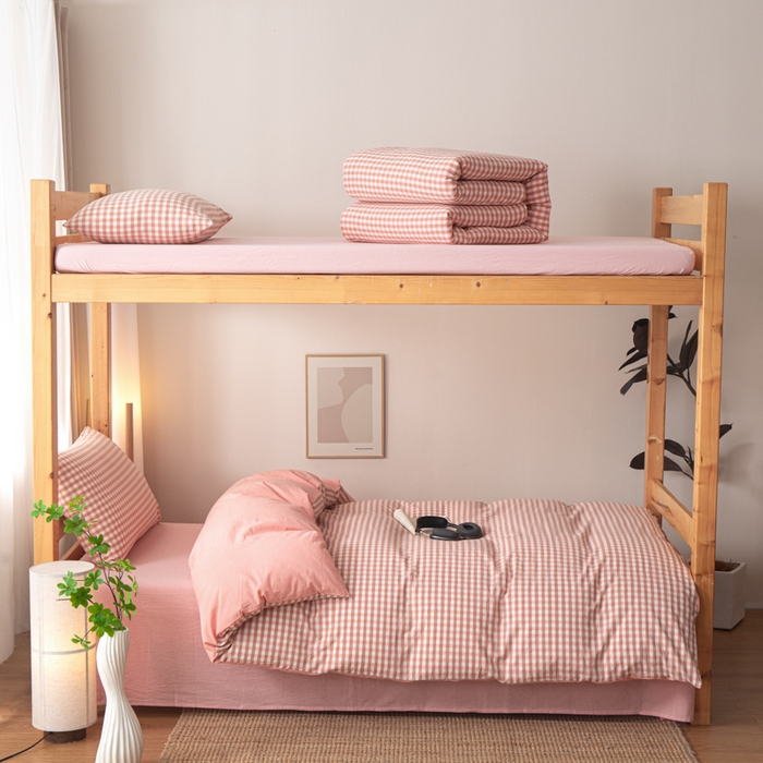 91家纺网 家纺一手货源 找家纺 九沐良品 2025新款亲肤舒适学生宿舍上下铺三件套六件套大礼包宿舍三件套上下铺三件套 粉小格