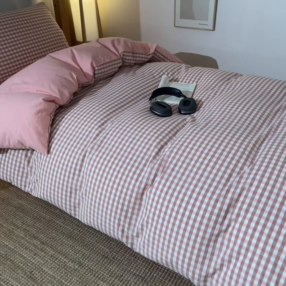 91家纺网 家纺一手货源 找家纺 九沐良品 2025新款亲肤舒适学生宿舍上下铺三件套六件套大礼包宿舍三件套上下铺三件套 粉小格