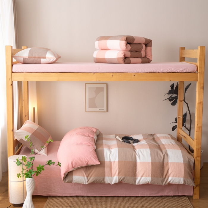 91家纺网 家纺一手货源 找家纺 九沐良品 2025新款亲肤舒适学生宿舍上下铺三件套六件套大礼包宿舍三件套上下铺三件套 粉大格