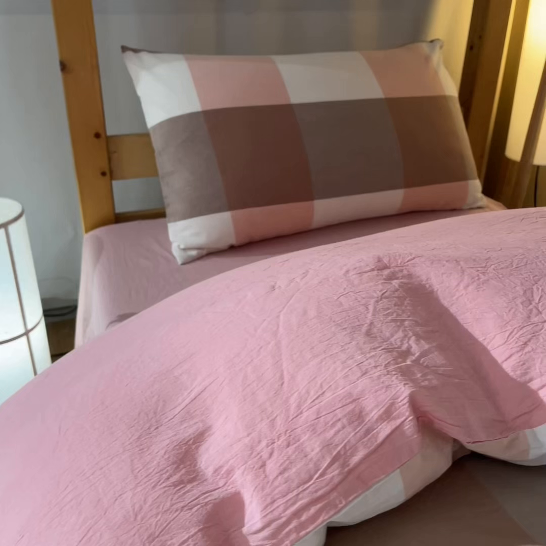 91家纺网 家纺一手货源 找家纺 九沐良品 2025新款亲肤舒适学生宿舍上下铺三件套六件套大礼包宿舍三件套上下铺三件套 粉大格