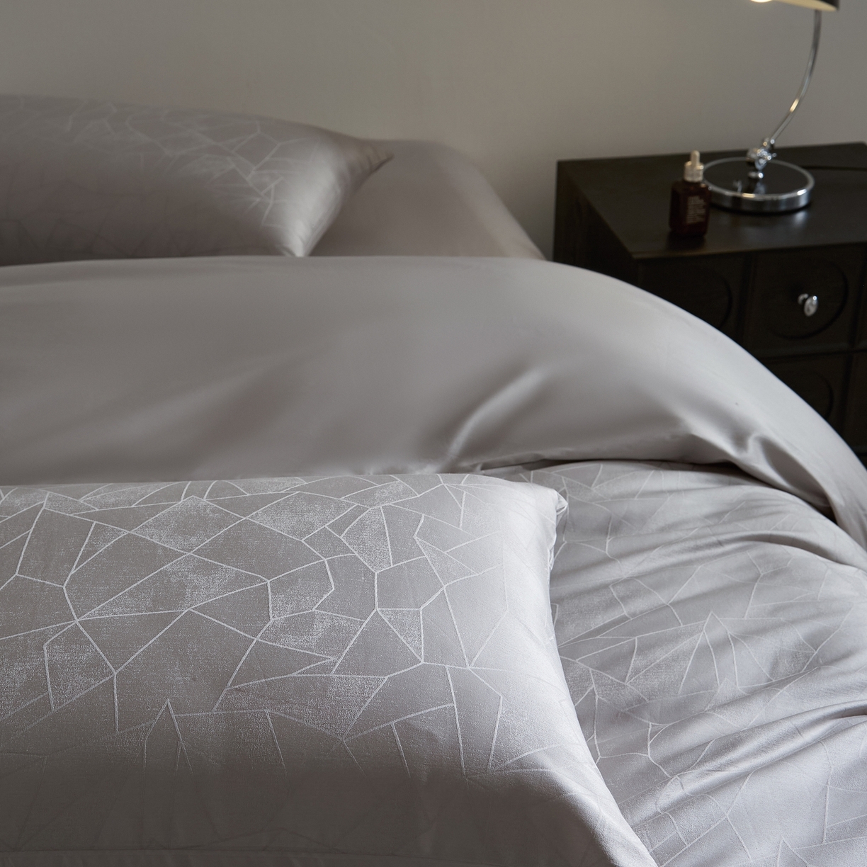 91家纺网 家纺一手货源 找家纺 （总）ONE TWO ONE 1212025新款高支高密长绒棉贡缎精工提花四件套-璀璨光影（为了各位老板们都有利润空间，平台控价券后不得低于228/318/338元，感谢您的配合与支持！！）