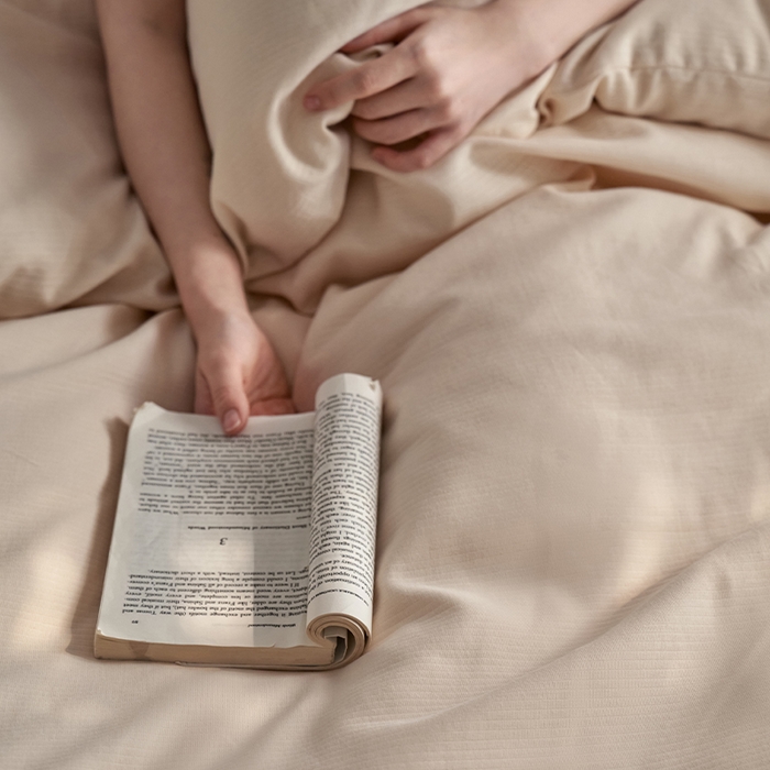 91家纺网 家纺一手货源 找家纺 格里芬家纺 2025新款水洗针织提花纯色磨毛蝴蝶结四件套 米杏色+迷雾棕