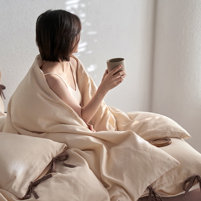 91家纺网 家纺一手货源 找家纺 格里芬家纺 2025新款水洗针织提花纯色磨毛蝴蝶结四件套 米杏色+迷雾棕