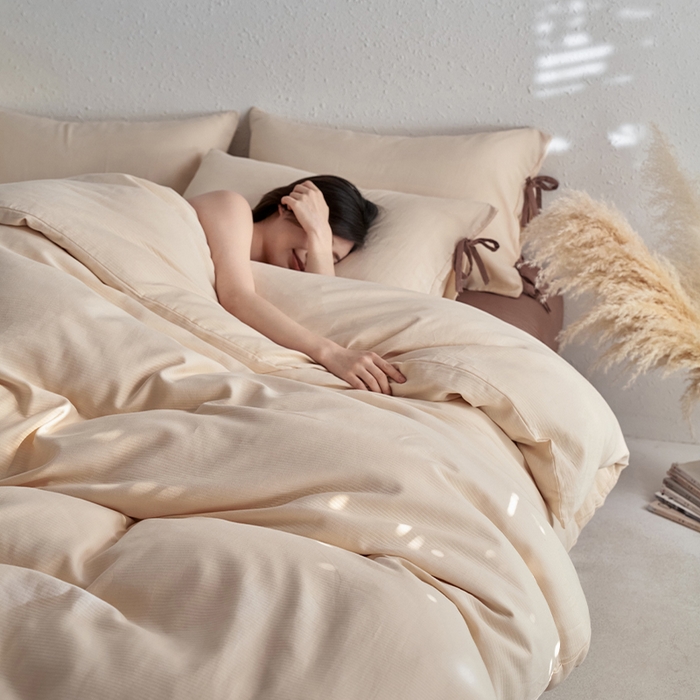 91家纺网 家纺一手货源 找家纺 格里芬家纺 2025新款水洗针织提花纯色磨毛蝴蝶结四件套 米杏色+迷雾棕