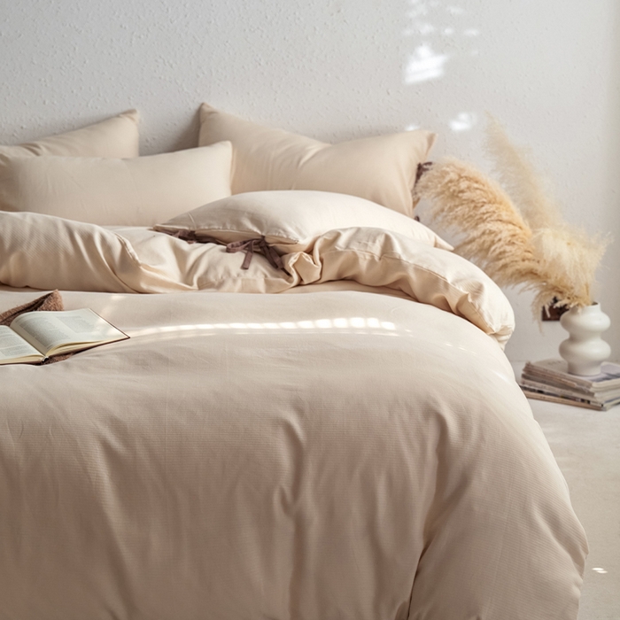 91家纺网 家纺一手货源 找家纺 格里芬家纺 2025新款水洗针织提花纯色磨毛蝴蝶结四件套 米杏色+迷雾棕