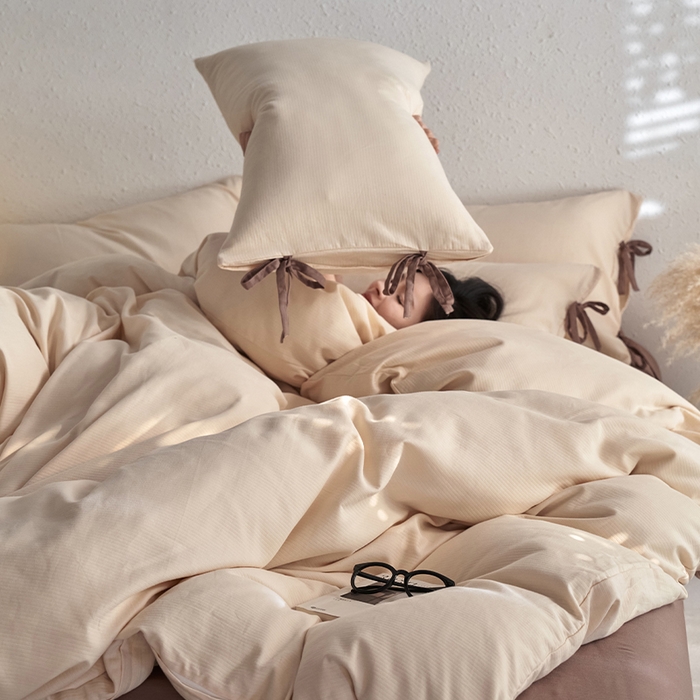 91家纺网 家纺一手货源 找家纺 格里芬家纺 2025新款水洗针织提花纯色磨毛蝴蝶结四件套 米杏色+迷雾棕