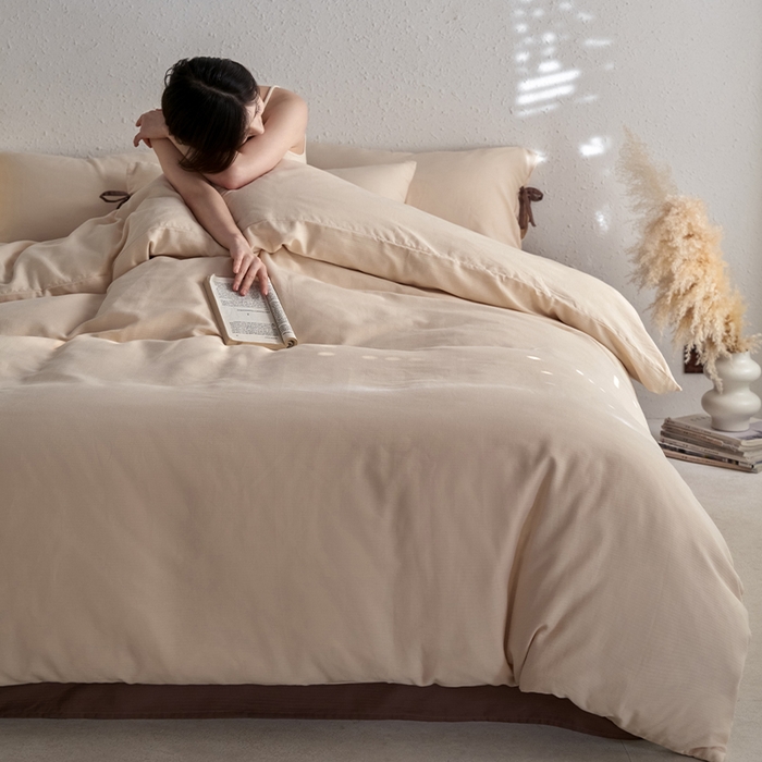 91家纺网 家纺一手货源 找家纺 格里芬家纺 2025新款水洗针织提花纯色磨毛蝴蝶结四件套 米杏色+迷雾棕