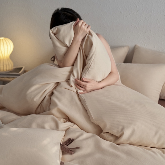 91家纺网 家纺一手货源 找家纺 格里芬家纺 2025新款水洗针织提花纯色磨毛蝴蝶结四件套 米杏色+迷雾棕