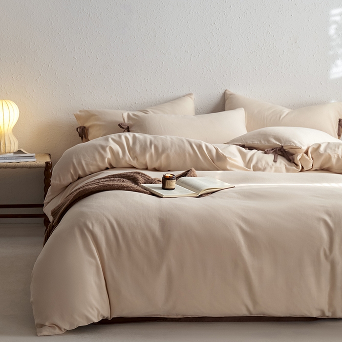 91家纺网 家纺一手货源 找家纺 格里芬家纺 2025新款水洗针织提花纯色磨毛蝴蝶结四件套 米杏色+迷雾棕