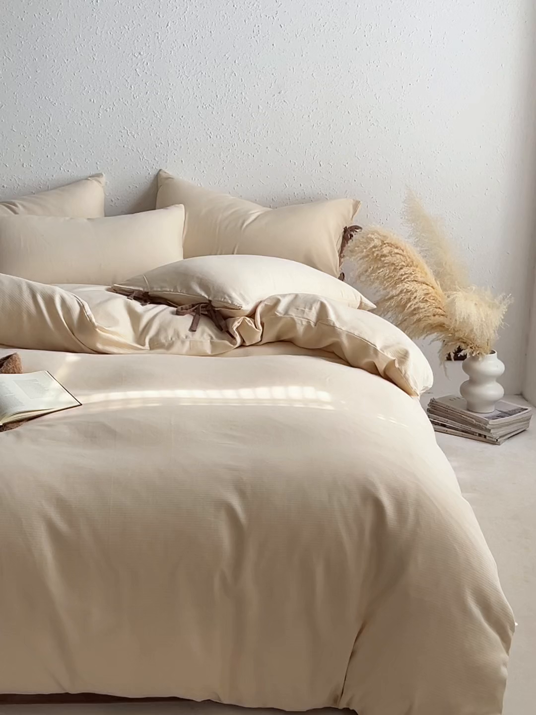 91家纺网 家纺一手货源 找家纺 格里芬家纺 2025新款水洗针织提花纯色磨毛蝴蝶结四件套 米杏色+迷雾棕