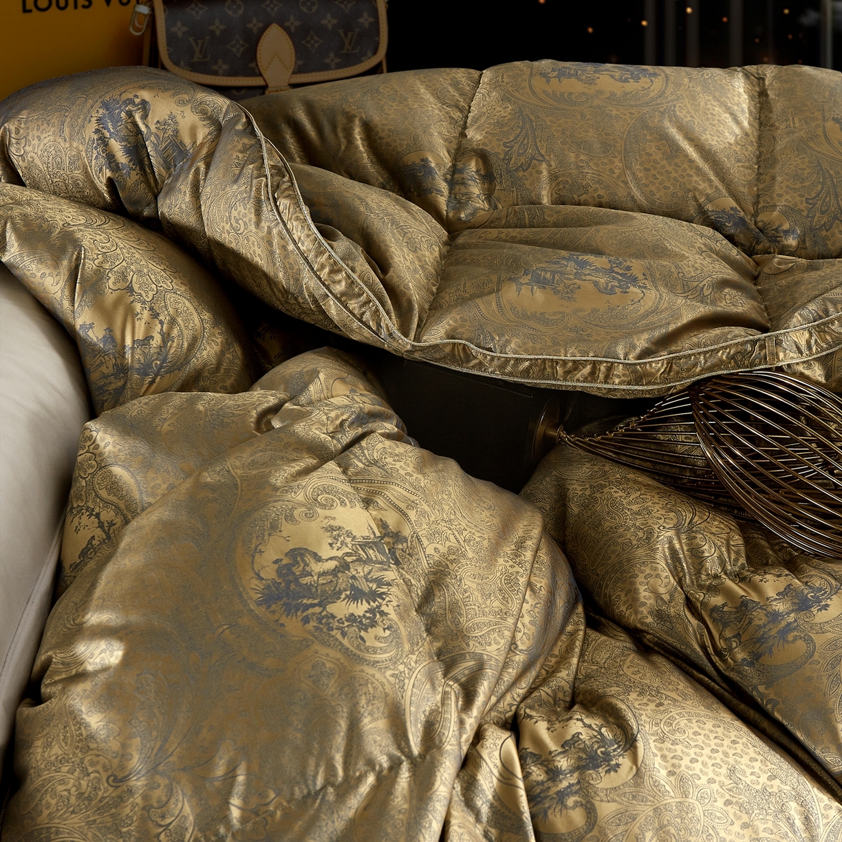 91家纺网 家纺一手货源 找家纺 织梦人羽绒工厂店 2025新款高蓬松羽绒被85鸭绒大牌同款花型-高精密提花系列 高精密提花-罗马庄园古铜