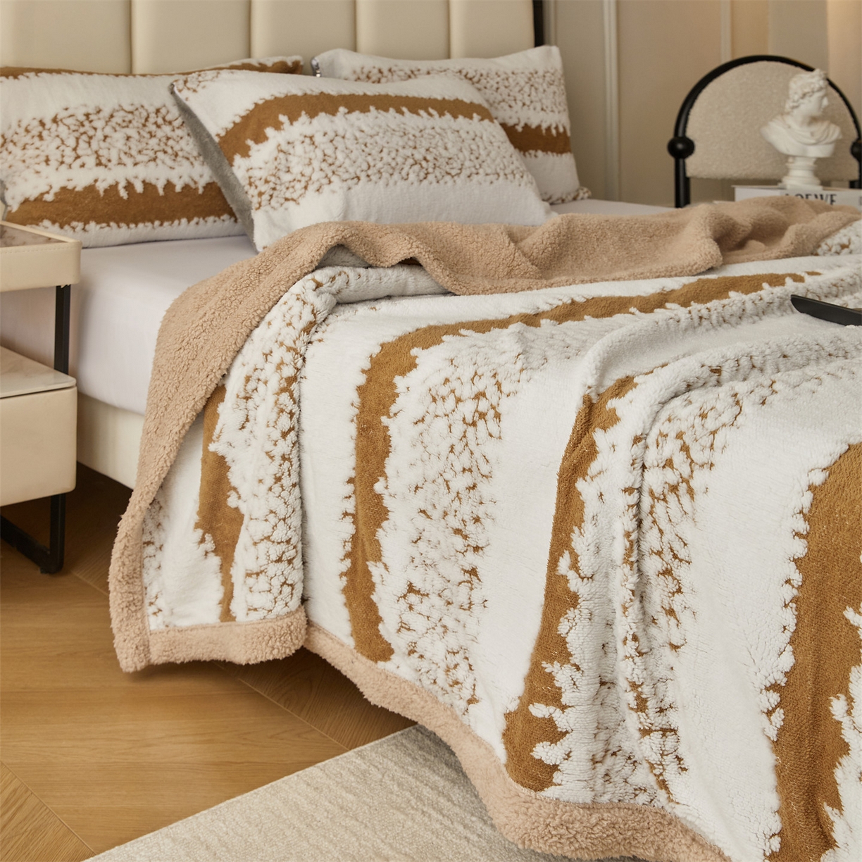 91家纺网 家纺一手货源 找家纺 莱家富 2026新款双层加厚阳离子提花毛毯羊羔绒毛毯盖毯办公室午休毯 浔彩-驼色