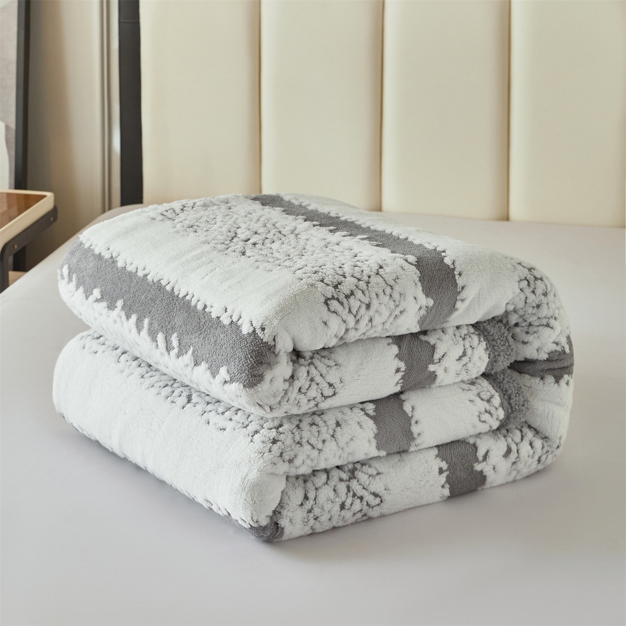 91家纺网 家纺一手货源 找家纺 莱家富 2026新款双层加厚阳离子提花毛毯羊羔绒毛毯盖毯办公室午休毯 浔彩-灰色