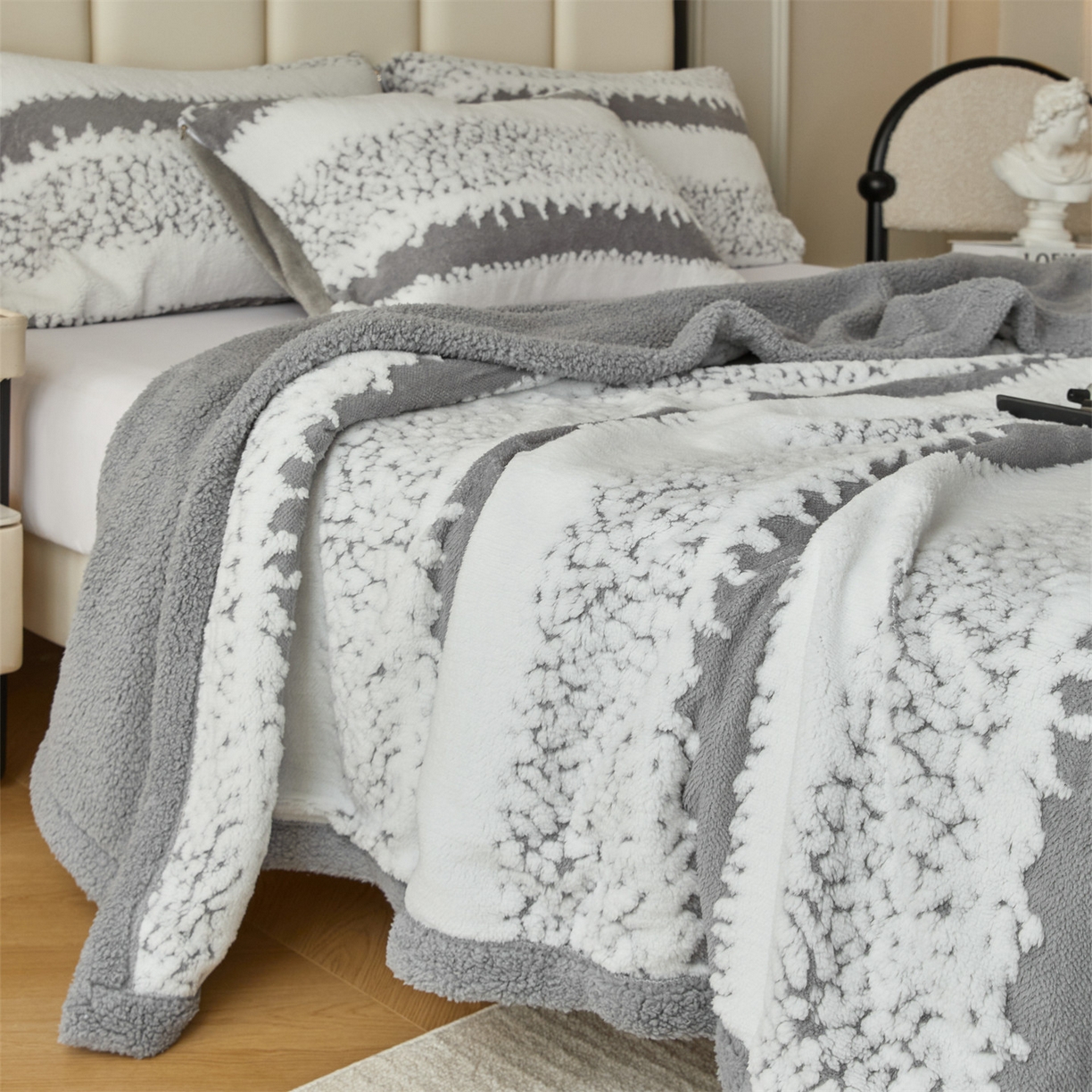 91家纺网 家纺一手货源 找家纺 莱家富 2026新款双层加厚阳离子提花毛毯羊羔绒毛毯盖毯办公室午休毯 浔彩-灰色