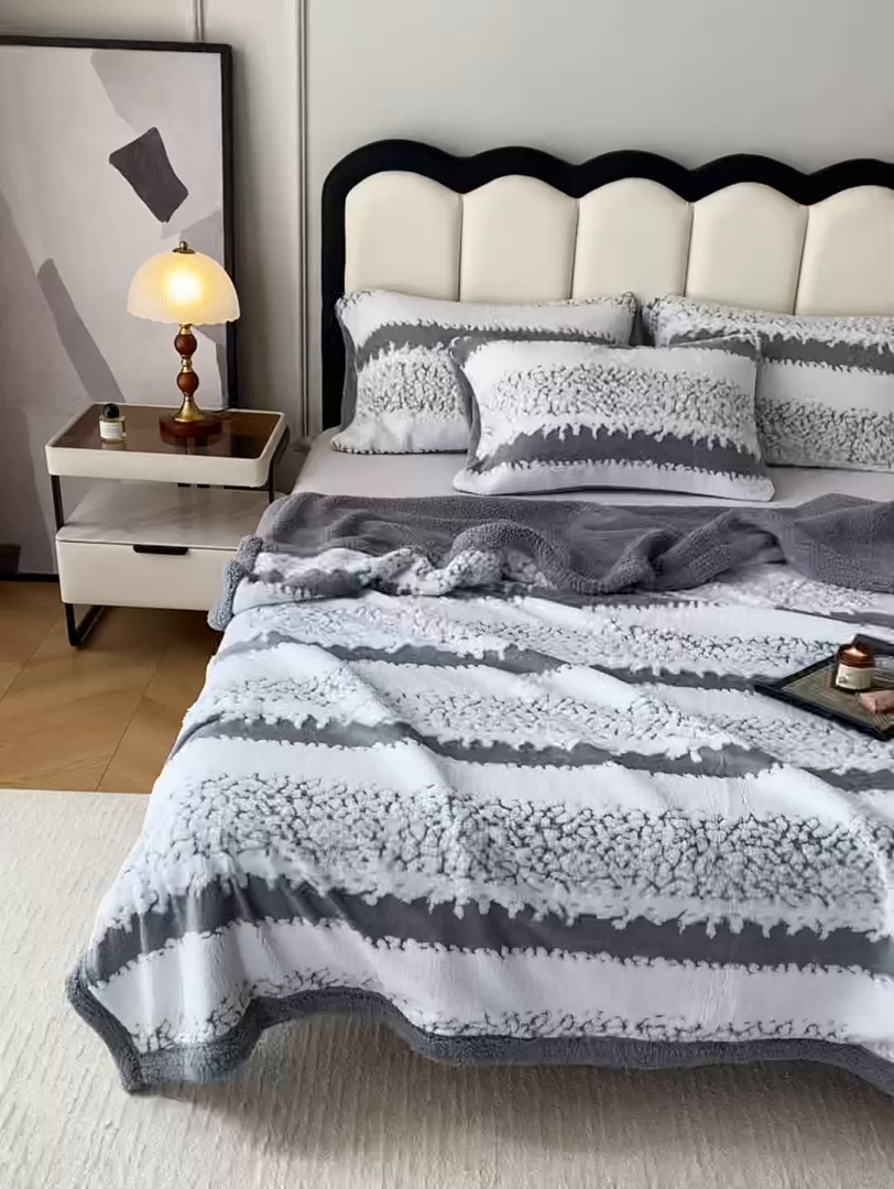 91家纺网 家纺一手货源 找家纺 莱家富 2026新款双层加厚阳离子提花毛毯羊羔绒毛毯盖毯办公室午休毯 浔彩-灰色