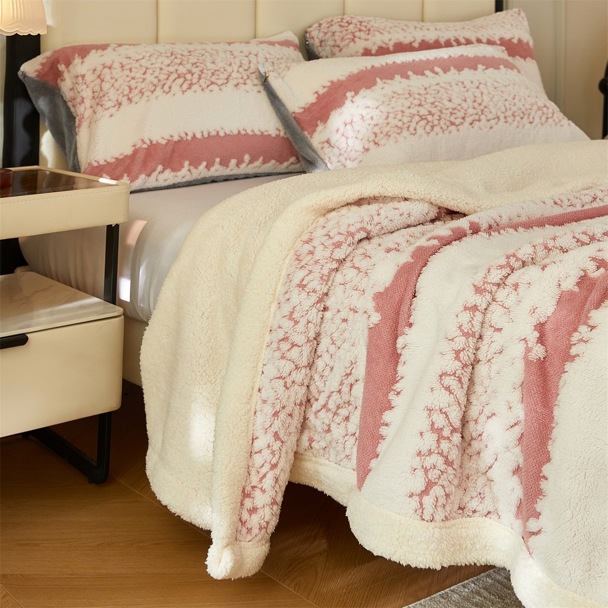 91家纺网 家纺一手货源 找家纺 莱家富 2026新款双层加厚阳离子提花毛毯羊羔绒毛毯盖毯办公室午休毯 浔彩-豆沙