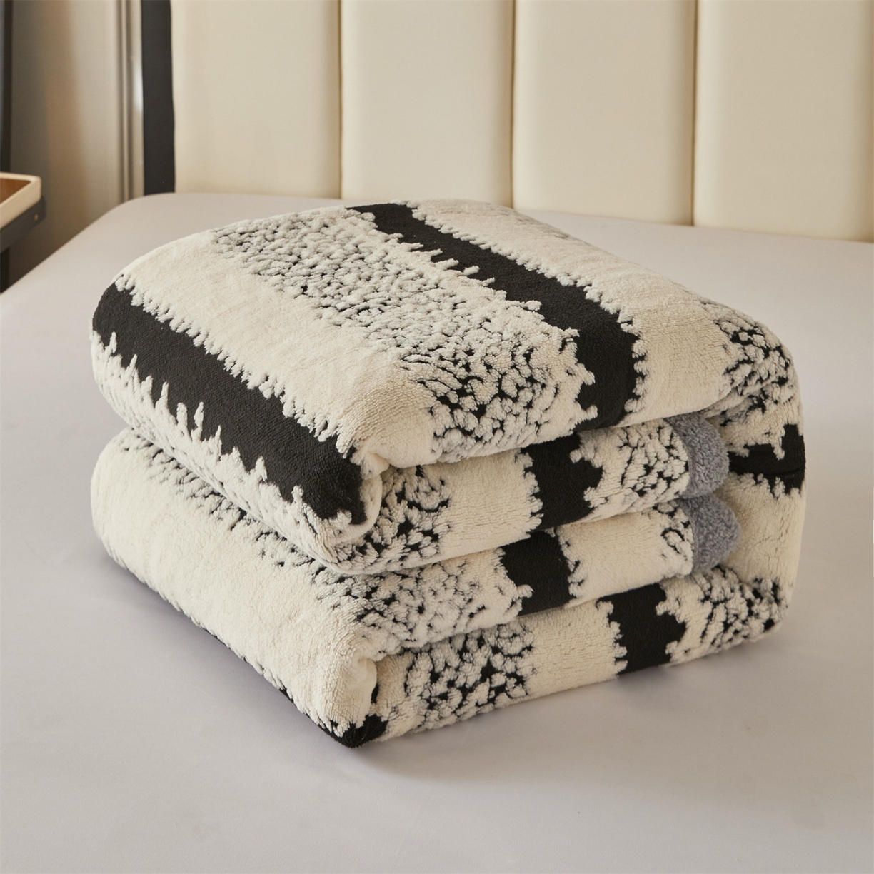 91家纺网 家纺一手货源 找家纺 莱家富 2026新款双层加厚阳离子提花毛毯羊羔绒毛毯盖毯办公室午休毯 浔彩-奶白