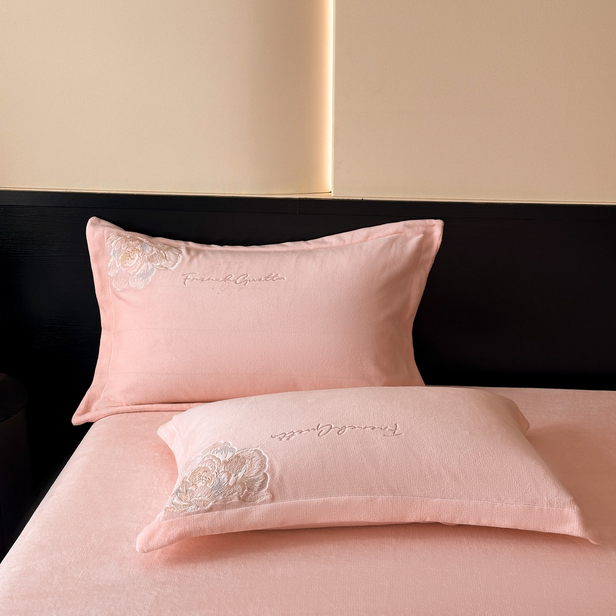 91家纺网 家纺一手货源 找家纺 菲儿家纺 2025新款轻奢简约牛奶绒刺绣保暖四件套 如梦绒-粉