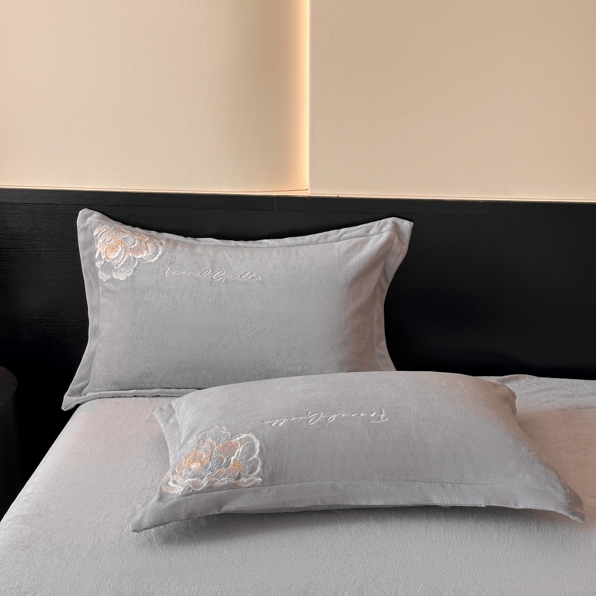 91家纺网 家纺一手货源 找家纺 菲儿家纺 2025新款轻奢简约牛奶绒刺绣保暖四件套 如梦绒-灰