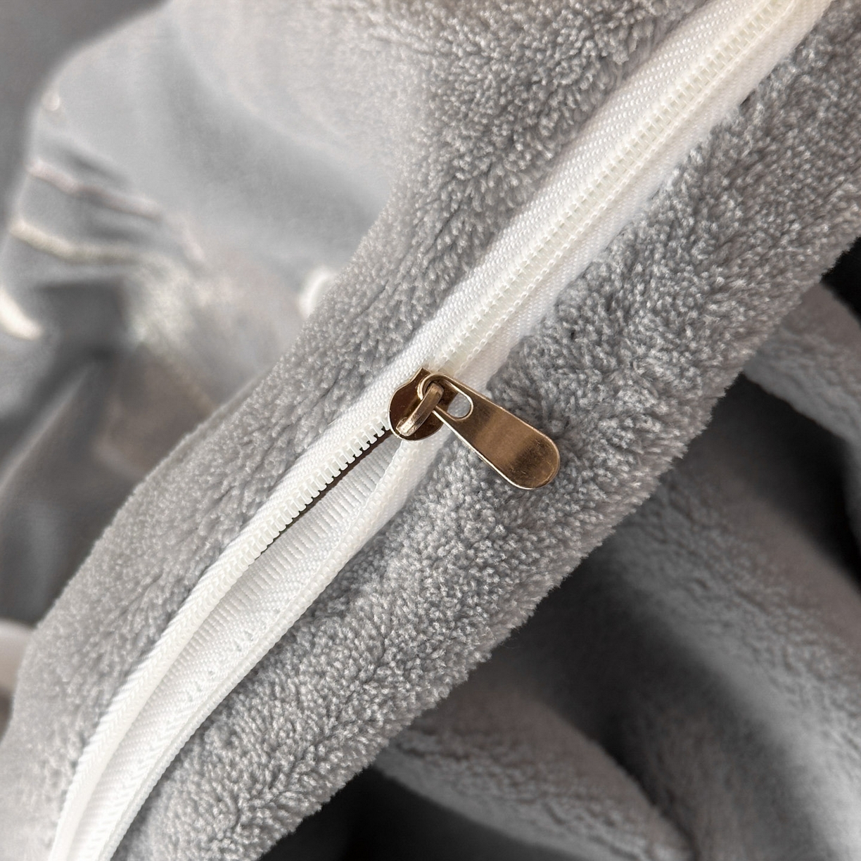 91家纺网 家纺一手货源 找家纺 菲儿家纺 2025新款轻奢简约牛奶绒刺绣保暖四件套 如梦绒-灰