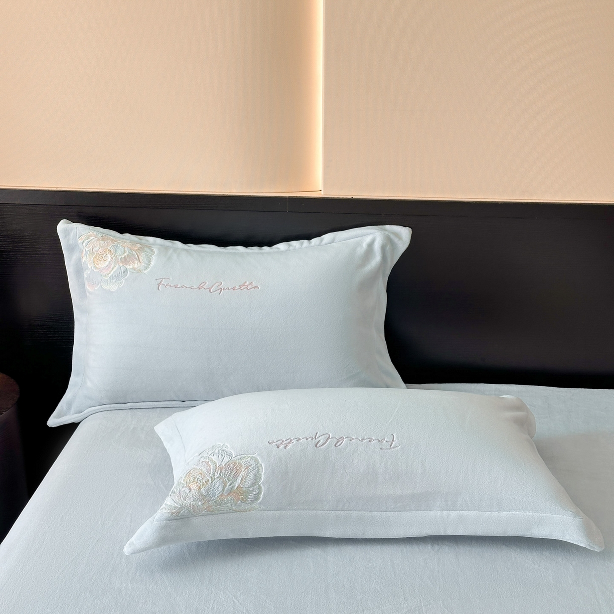 91家纺网 家纺一手货源 找家纺 菲儿家纺 2025新款轻奢简约牛奶绒刺绣保暖四件套 如梦绒-天蓝