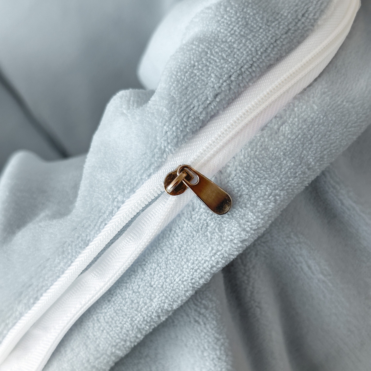 91家纺网 家纺一手货源 找家纺 菲儿家纺 2025新款轻奢简约牛奶绒刺绣保暖四件套 如梦绒-天蓝