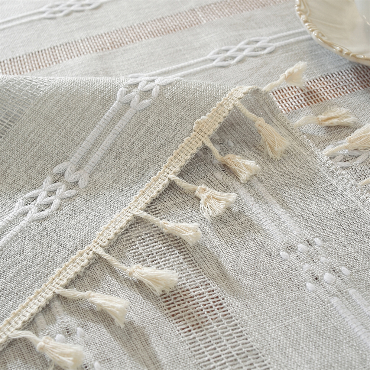 91家纺网 家纺一手货源 找家纺 共鸣沙发垫 2025新款棉麻桌布镂空条纹系列 镂空条纹灰色