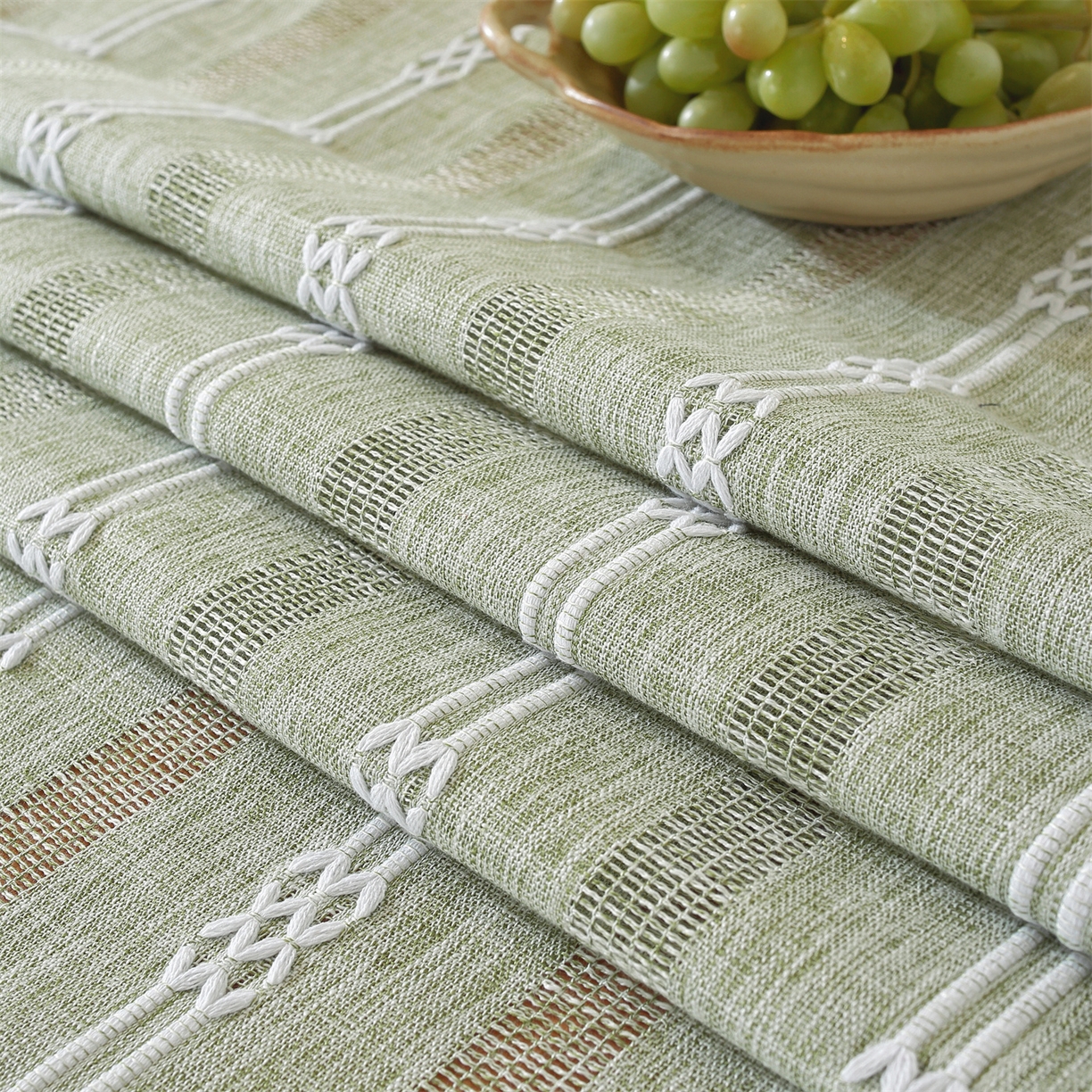 91家纺网 家纺一手货源 找家纺 共鸣沙发垫 2025新款棉麻桌布镂空条纹系列 镂空条纹绿色