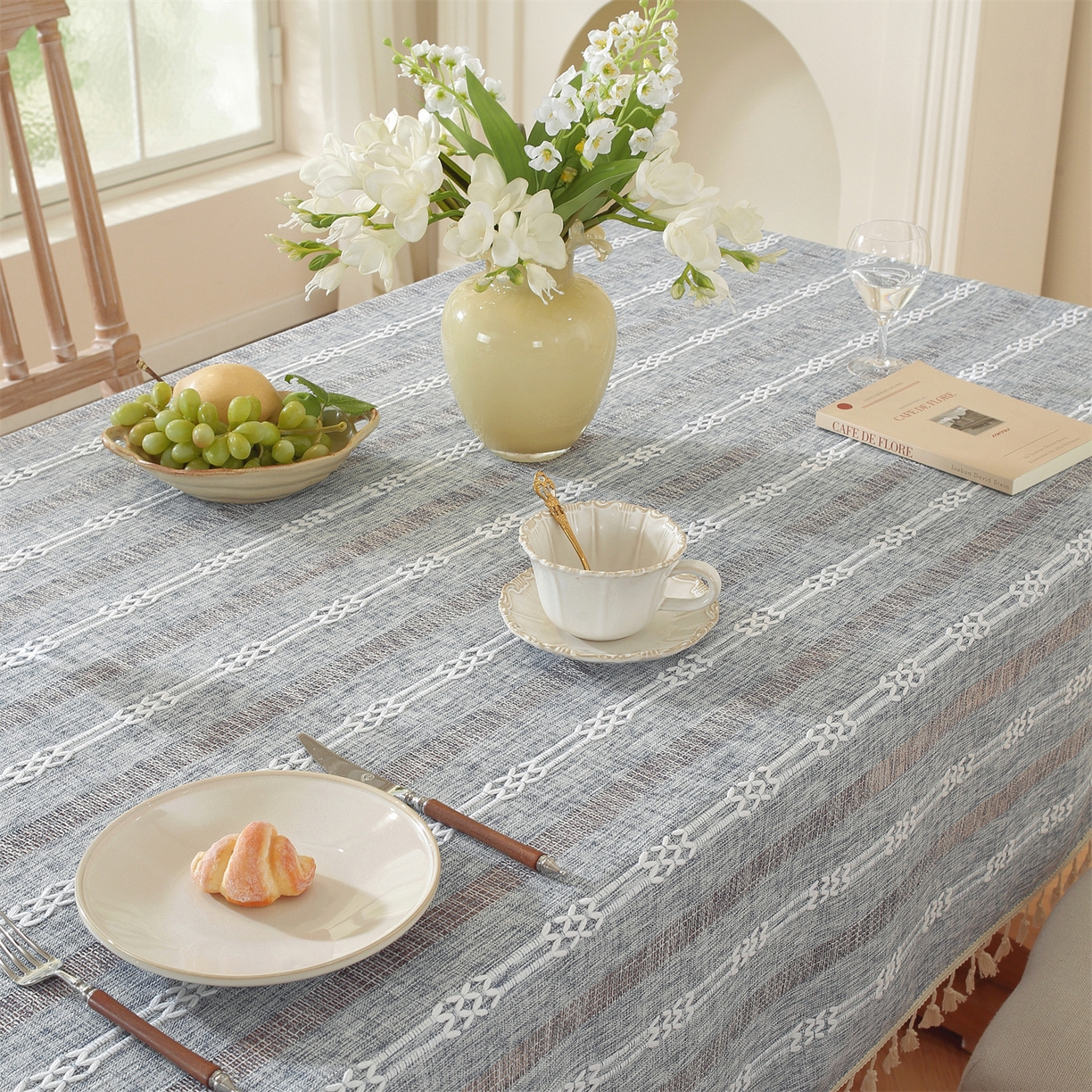 91家纺网 家纺一手货源 找家纺 共鸣沙发垫 2025新款棉麻桌布镂空条纹系列 镂空条纹蓝色