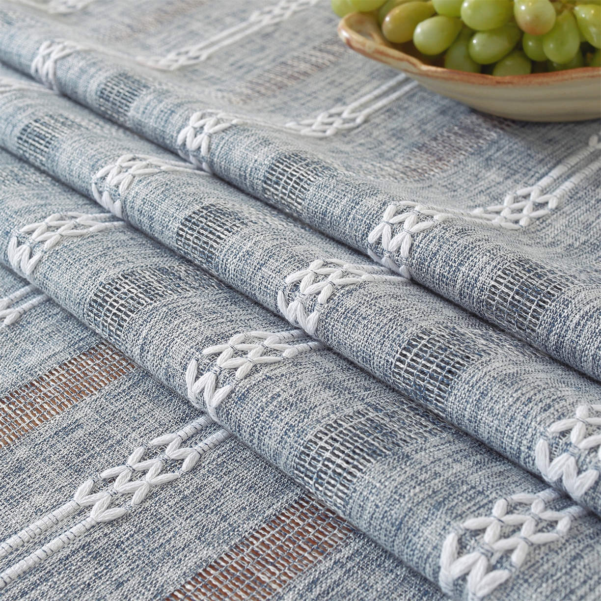 91家纺网 家纺一手货源 找家纺 共鸣沙发垫 2025新款棉麻桌布镂空条纹系列 镂空条纹蓝色