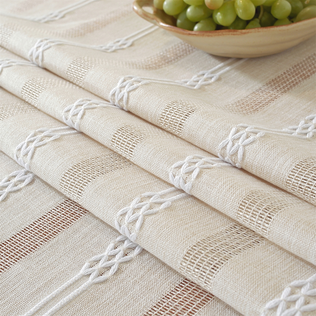 91家纺网 家纺一手货源 找家纺 共鸣沙发垫 2025新款棉麻桌布镂空条纹系列 镂空条纹米色