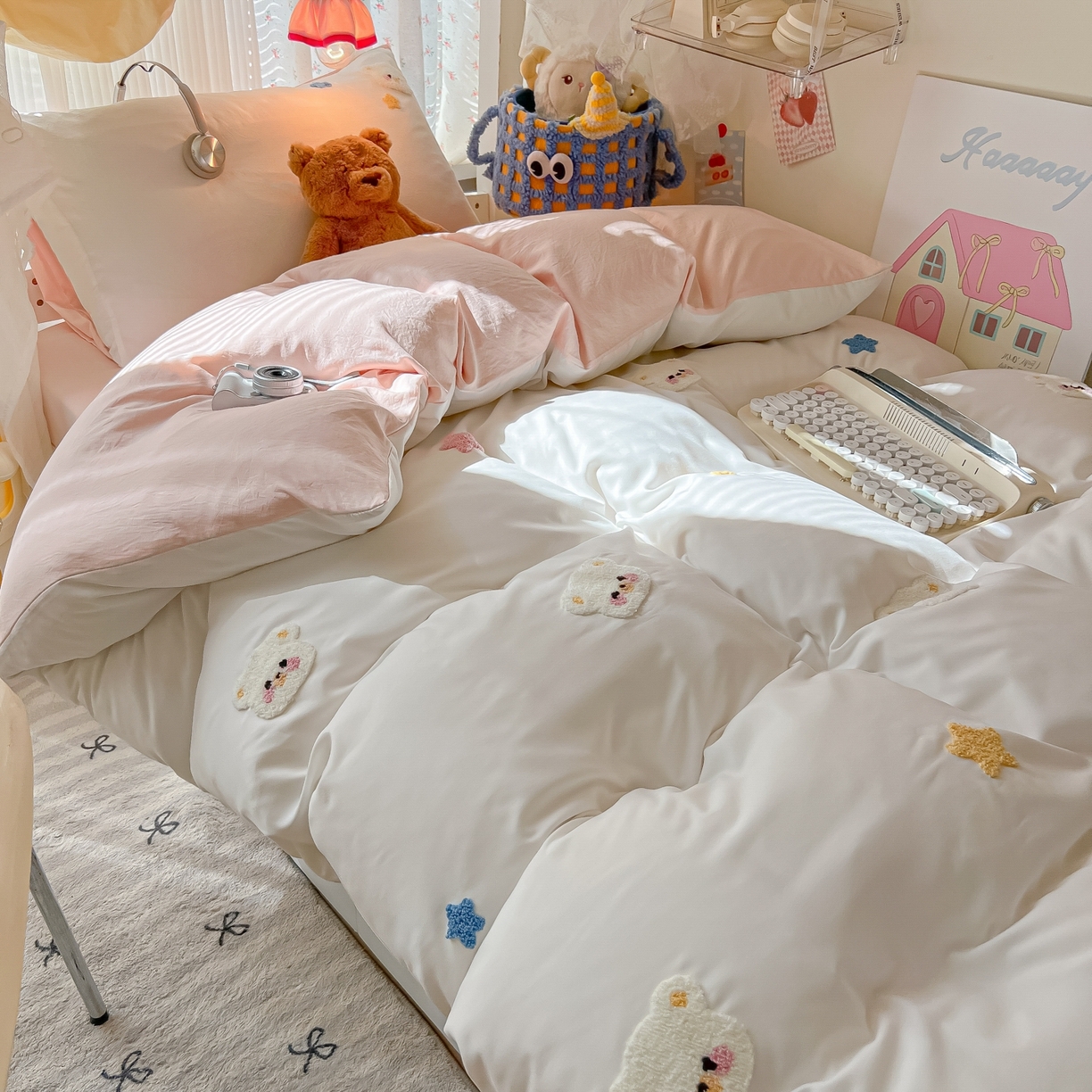 91家纺网 家纺一手货源 找家纺 韩巢家纺 2025新款学生宿舍寝室高低床水洗棉毛巾绣学生季被套床单三件套-幸运熊 幸运熊奶白浅粉