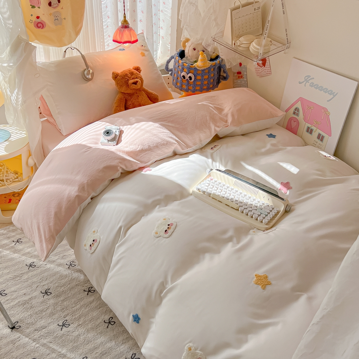 91家纺网 家纺一手货源 找家纺 韩巢家纺 2025新款学生宿舍寝室高低床水洗棉毛巾绣学生季被套床单三件套-幸运熊 幸运熊奶白浅粉